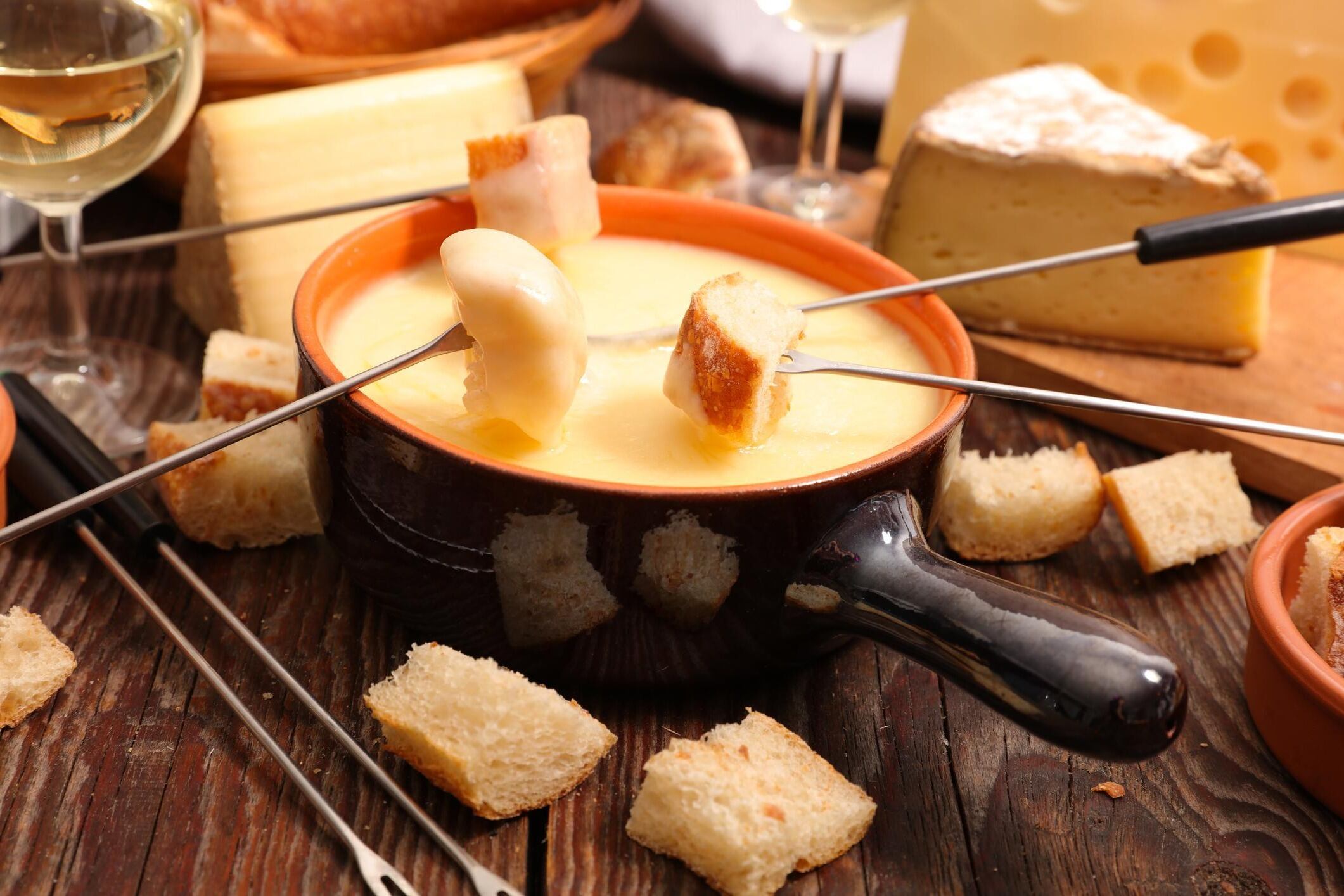 Cheese-Fondue-Vs-Raclette-What8217s-The-Secret-Difference cheese-fondue-vs-raclette-whats-the-secret-difference