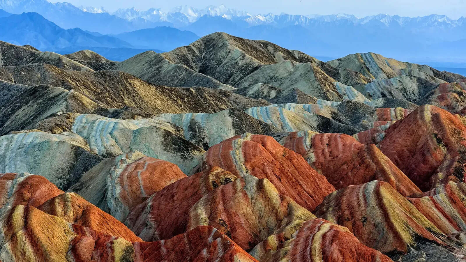 enchanting-rainbow-mountains-in-chinas-zhangye-danxia