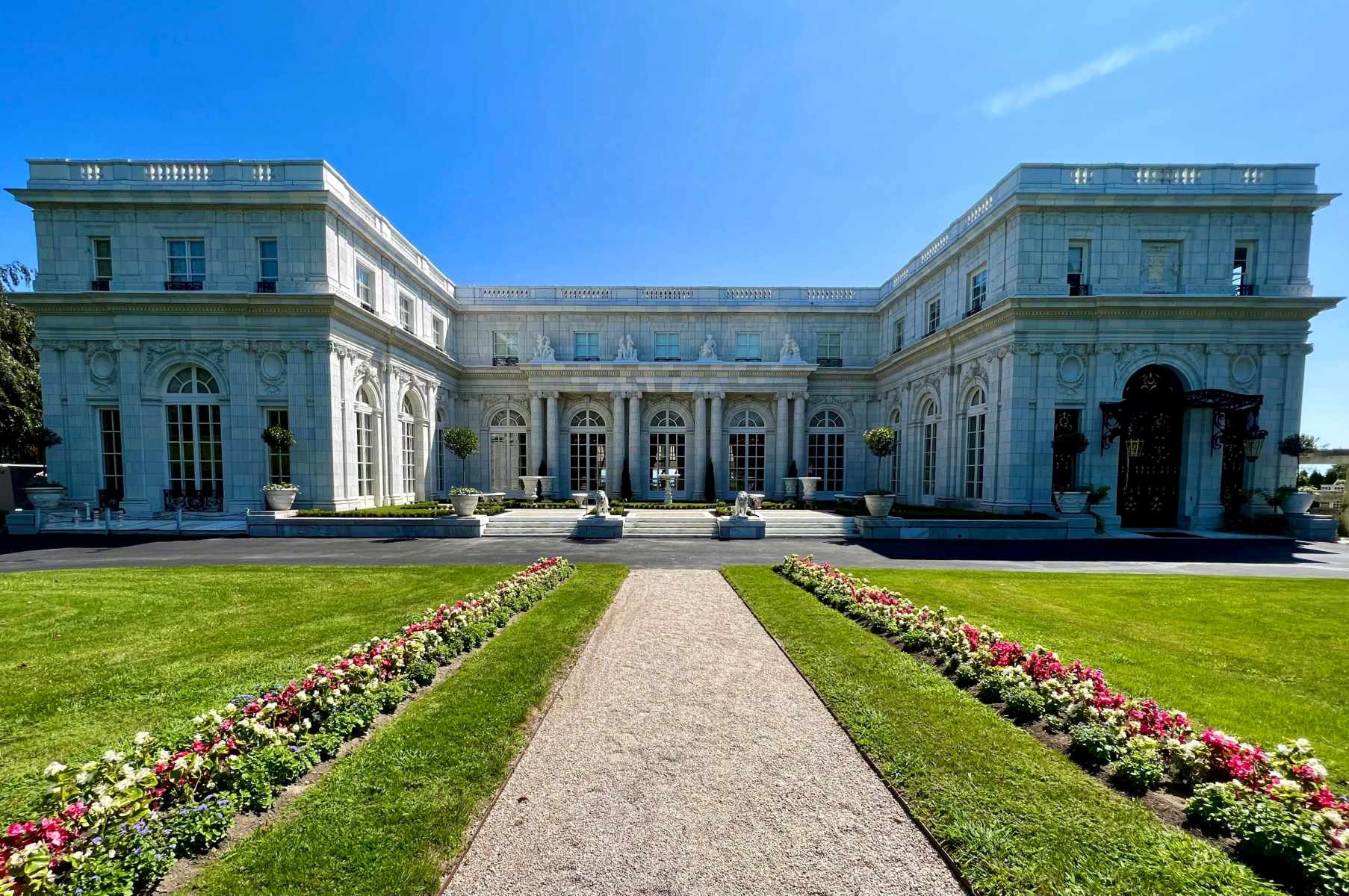 gilded-age-splendor-at-rosecliff-mansion