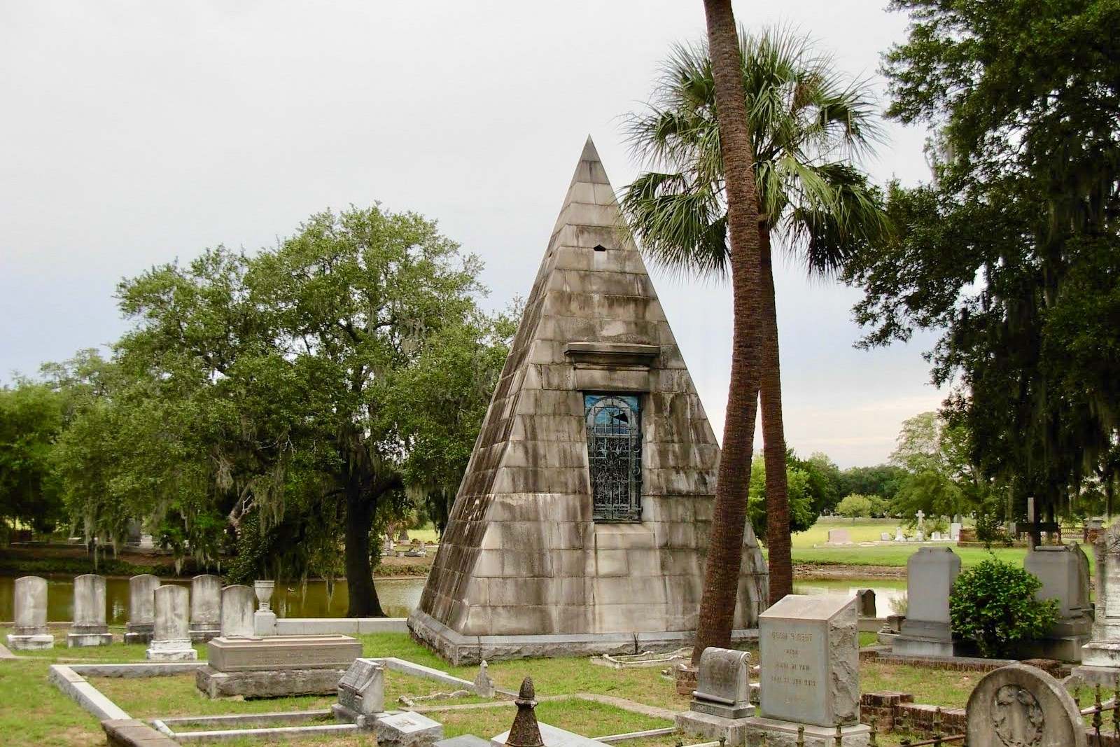 haunting-beauty-of-charlestons-magnolia-cemetery