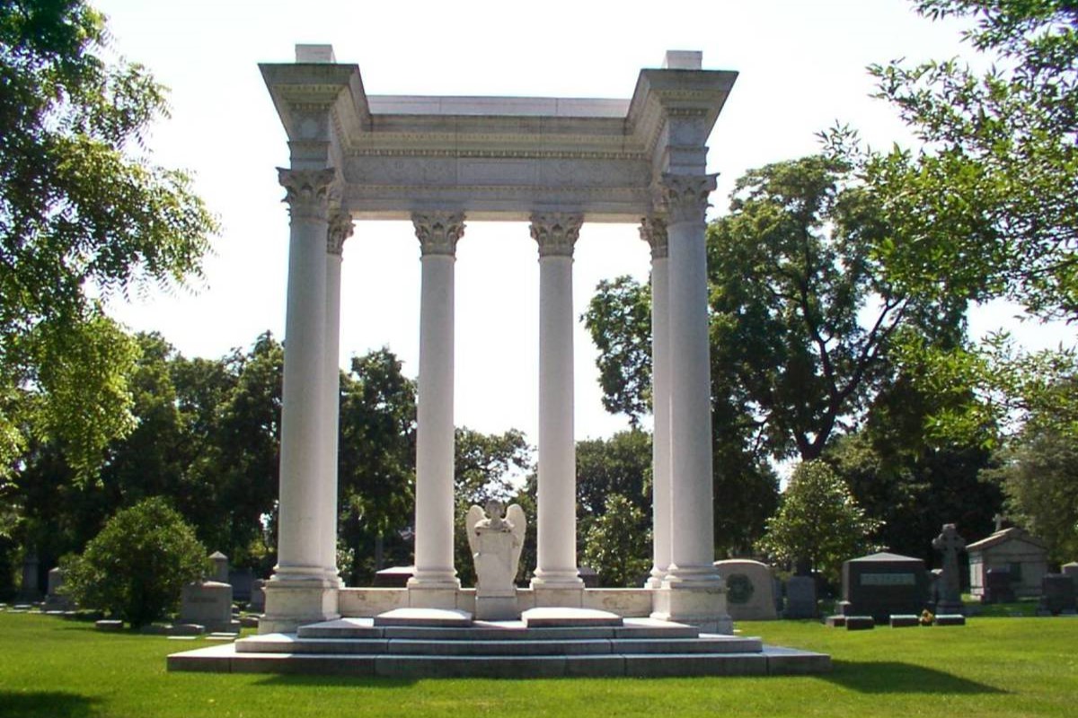hauntingly-beautiful-tombs-of-graceland-cemetery
