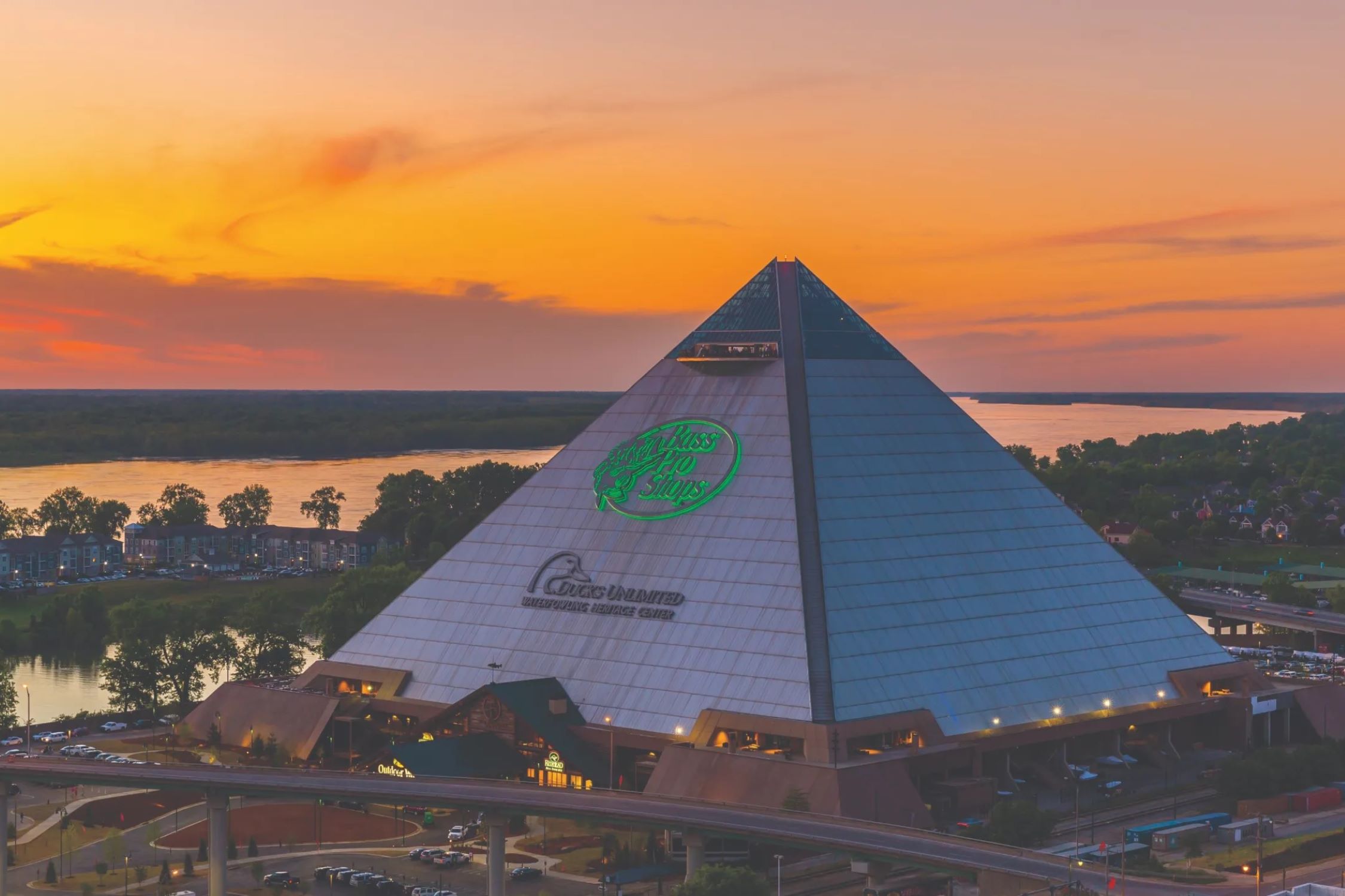 memphis-pyramid-tennessees-colossal-sports-arena