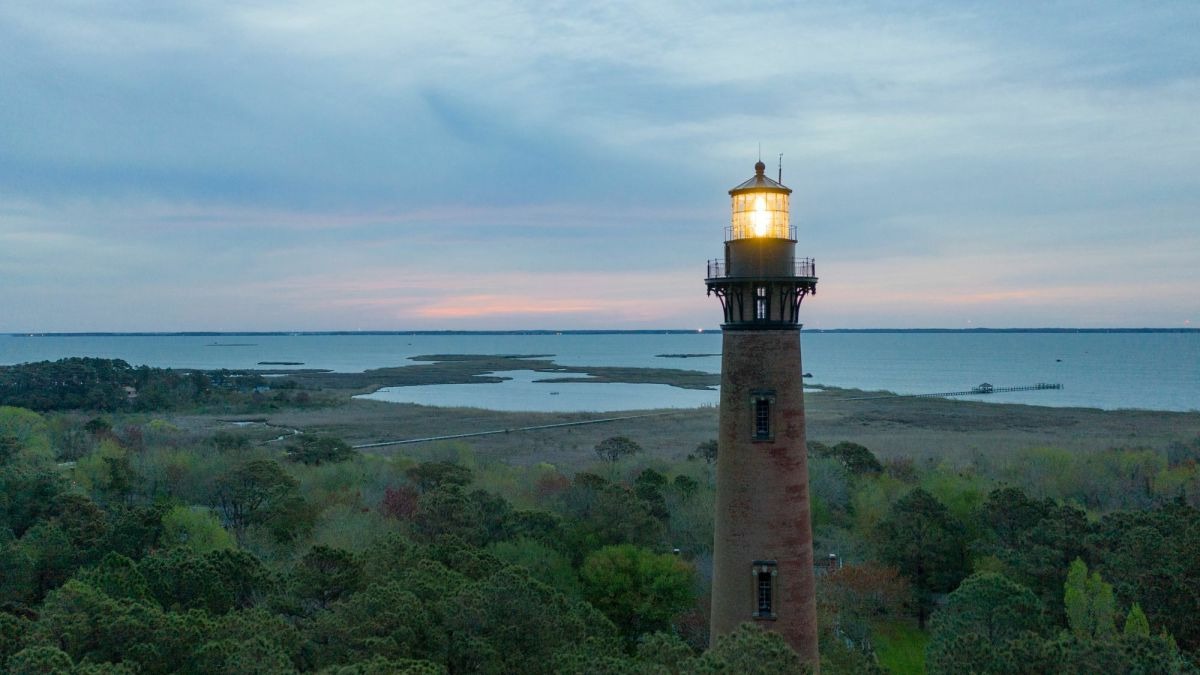outer-banks-lighthouse-tour-north-carolinas-coastal-beacons
