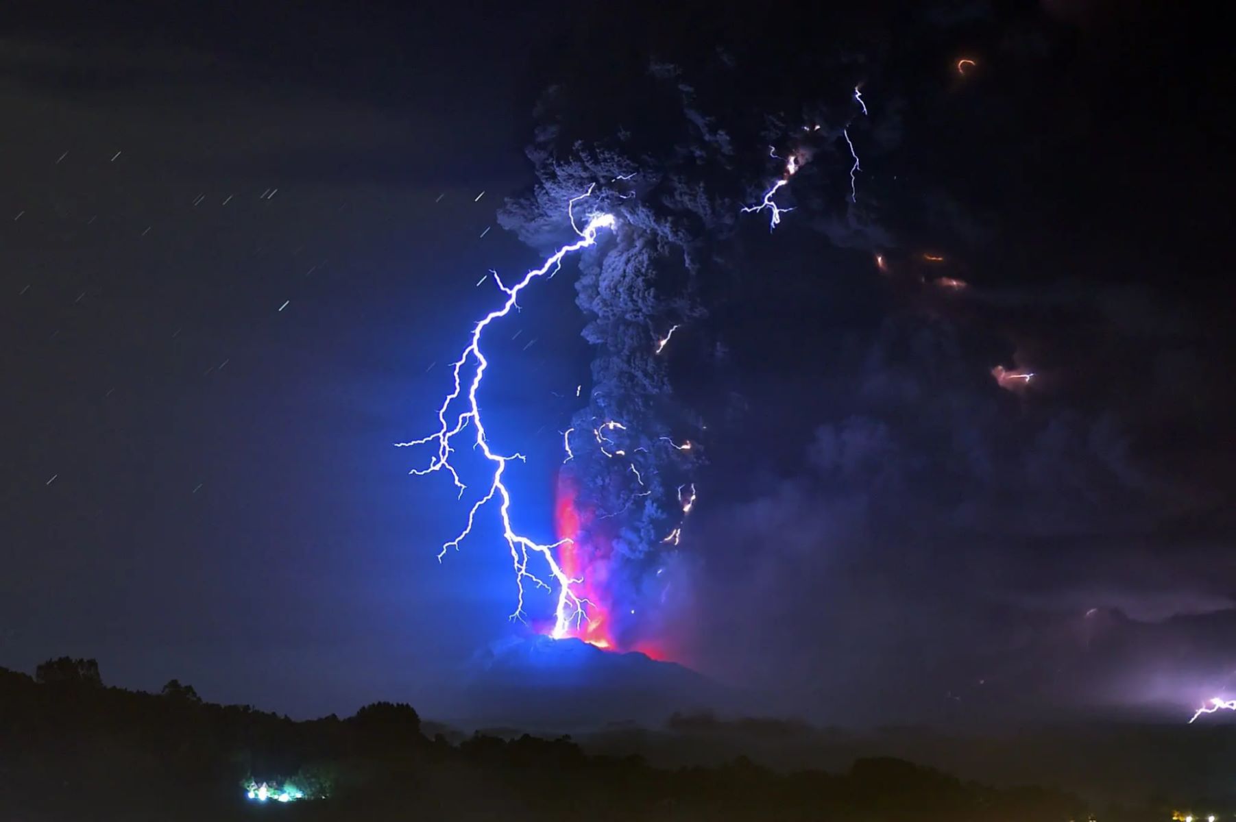 Spectacular-Dirty-Thunderstorms-At-Erupting-Volcanoes spectacular-dirty-thunderstorms-at-erupting-volcanoes
