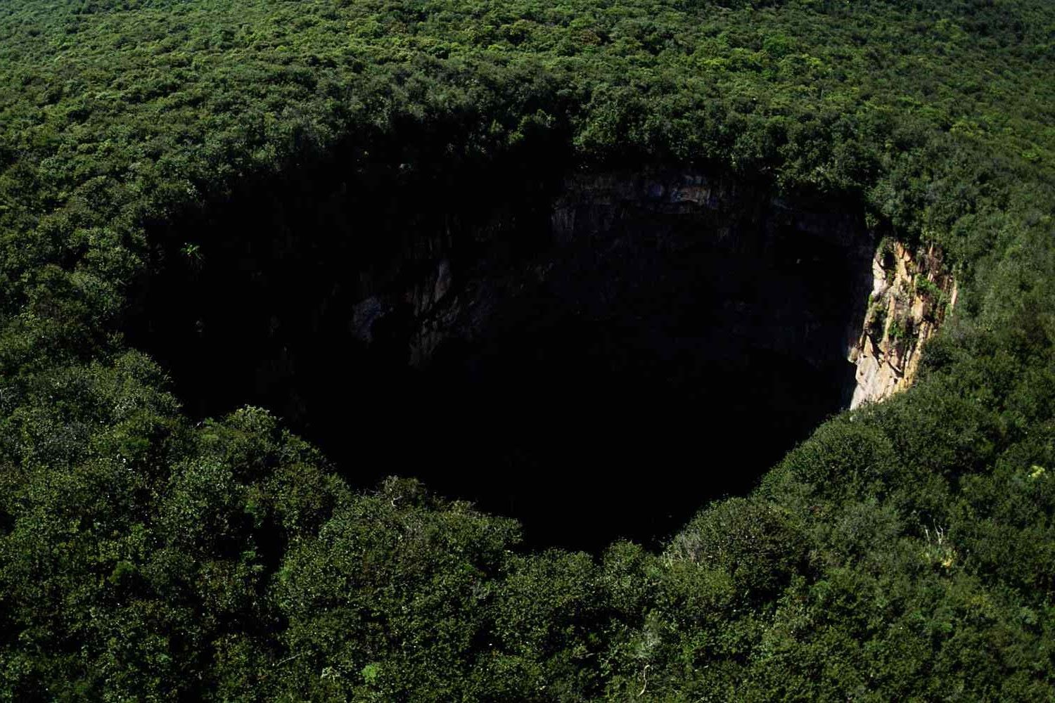 Spectacular-Sinkholes-That-Leave-You-Speechless spectacular-sinkholes-that-leave-you-speechless