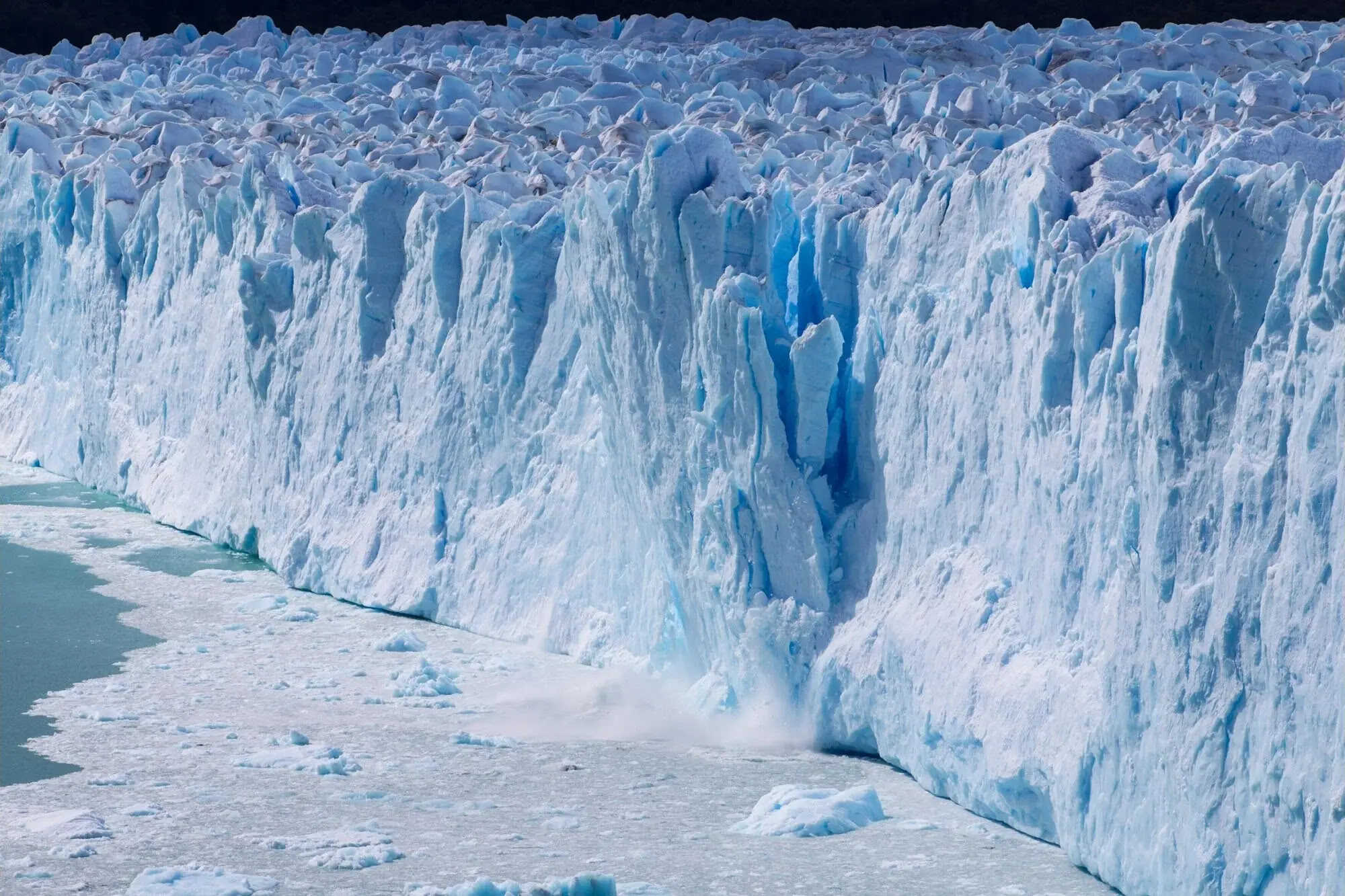 Stunning-Locations-To-See-Massive-Glacier-Calving-Events stunning-locations-to-see-massive-glacier-calving-events