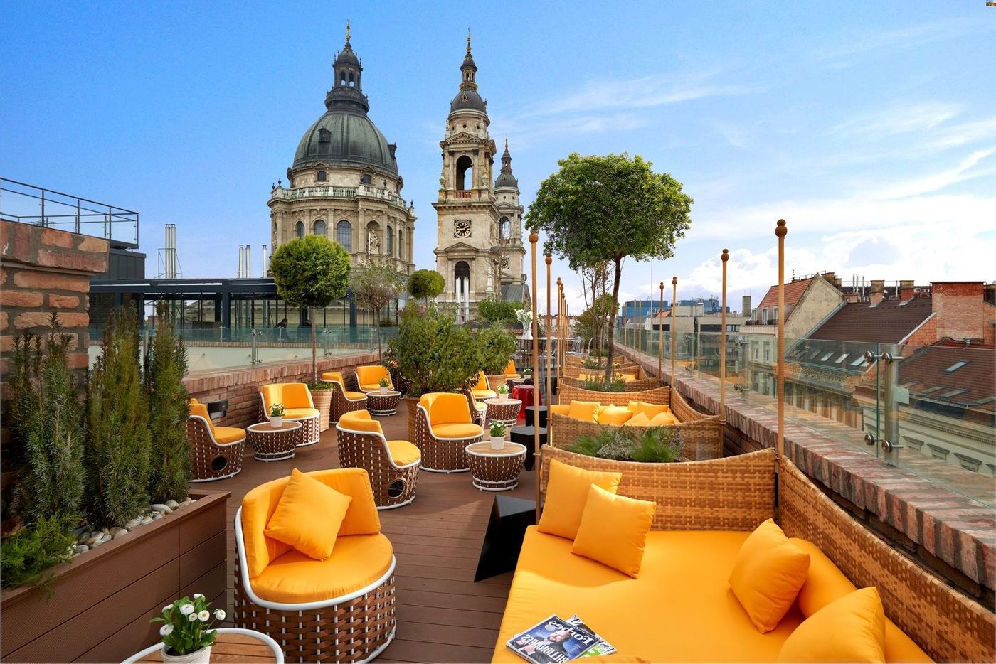 Stunning-Rooftop-Bars-With-Panoramic-City-Views stunning-rooftop-bars-with-panoramic-city-views