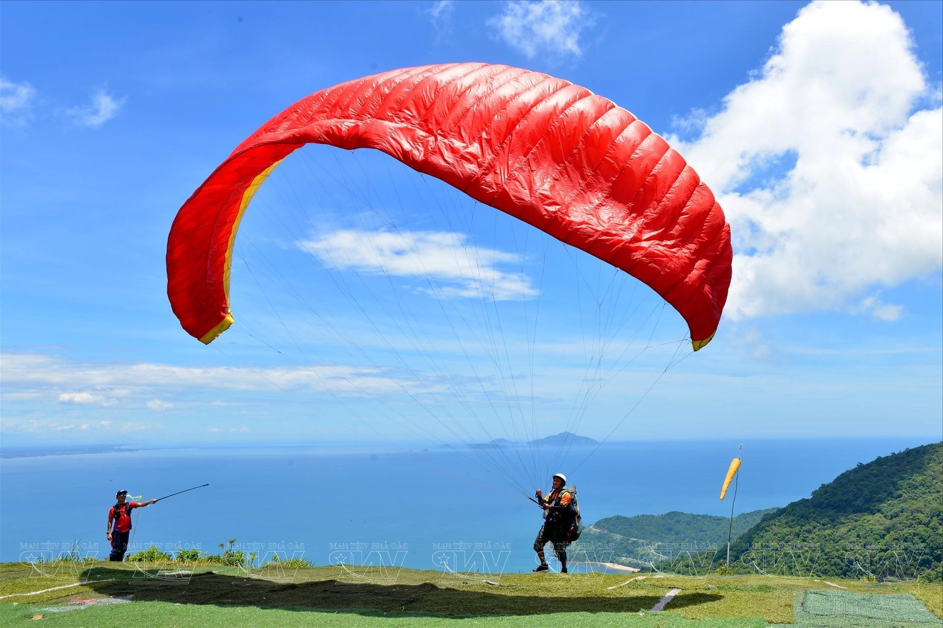 Thrilling-Powered-Paragliding-Over-Stunning-Landscapes thrilling-powered-paragliding-over-stunning-landscapes