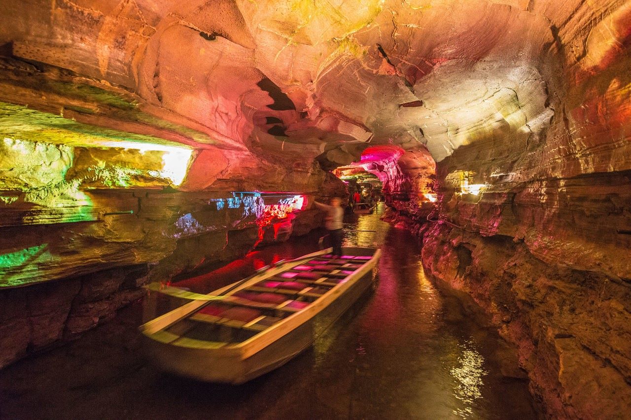 thrilling-underground-boat-ride-at-howe-caverns