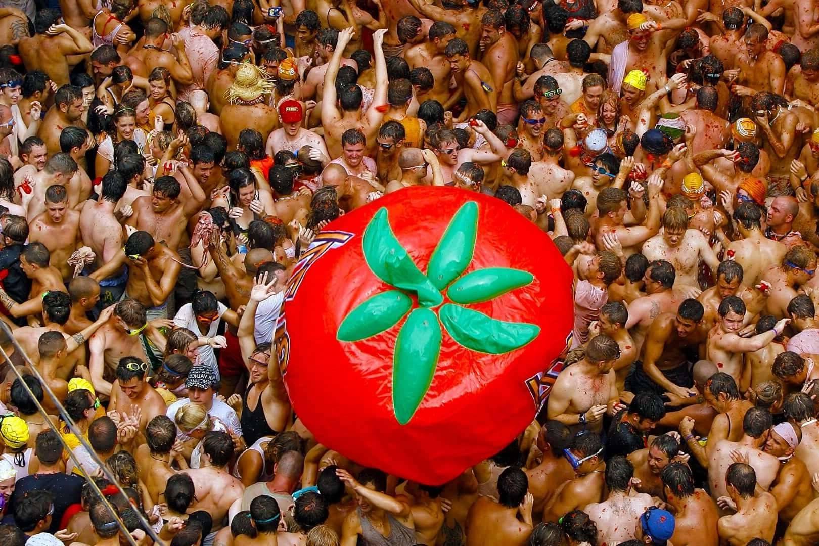 Vibrant-Tomatina-Festivals-For-Tomato-Throwing-Fun vibrant-tomatina-festivals-for-tomato-throwing-fun