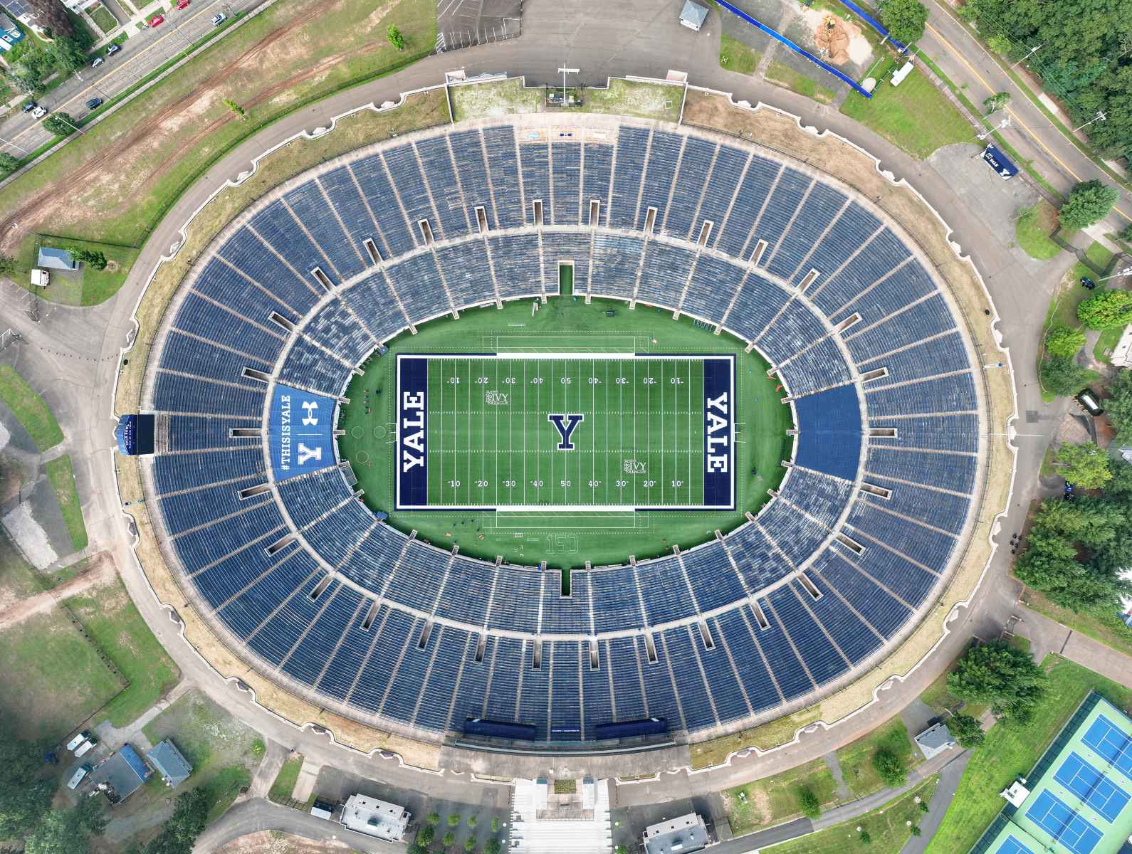 wander-yales-prestigious-ivy-league-grounds