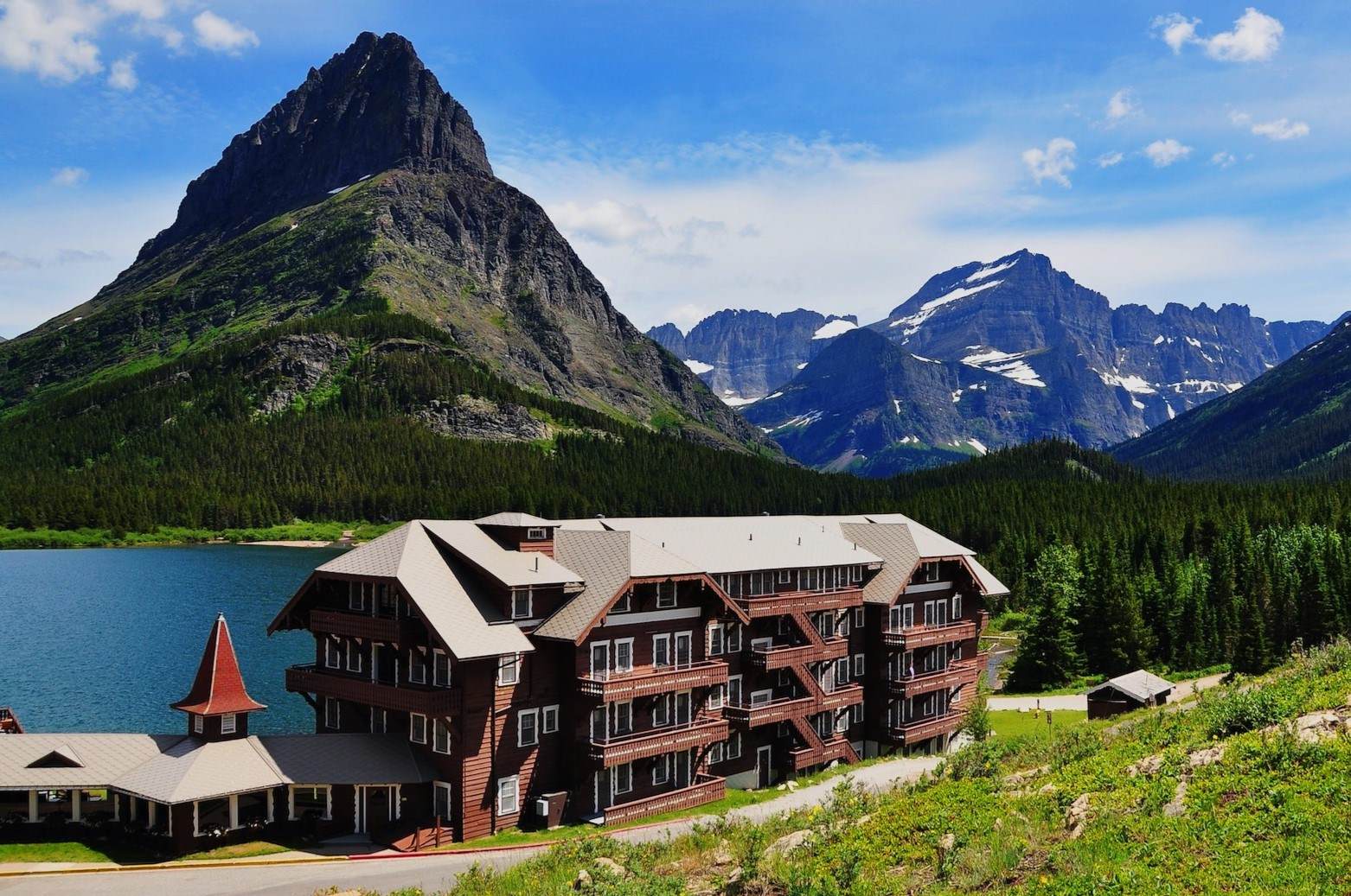 breathtaking-views-from-many-glacier-hotel