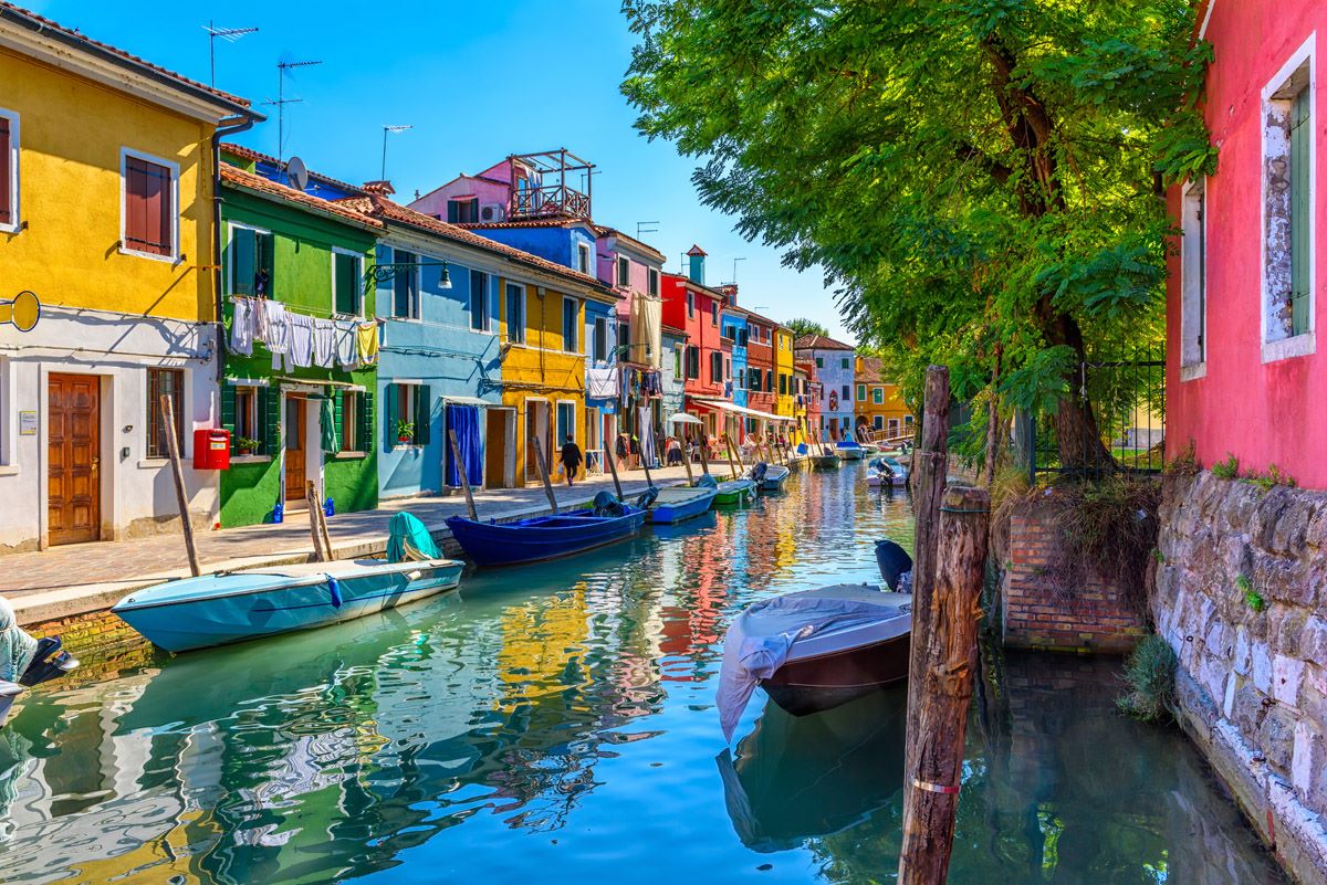 burano-islands-vibrant-house-stroll