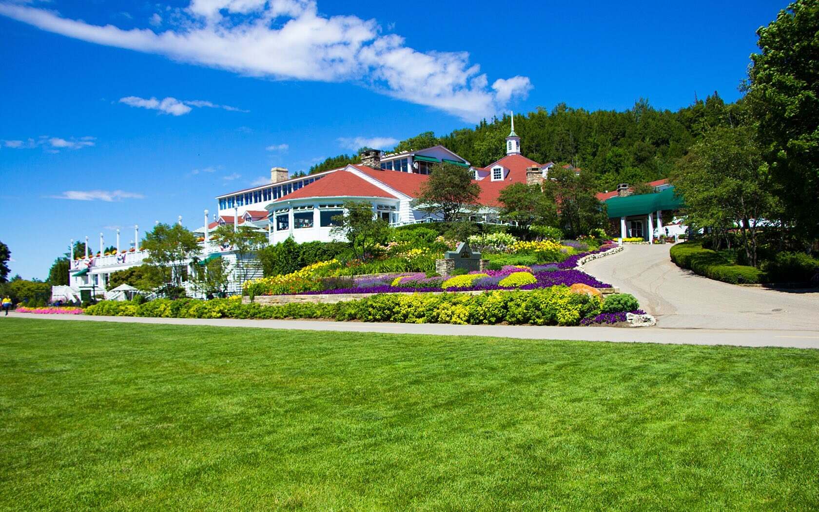 fun-filled-lawn-games-at-mission-point-resort-mackinac-island