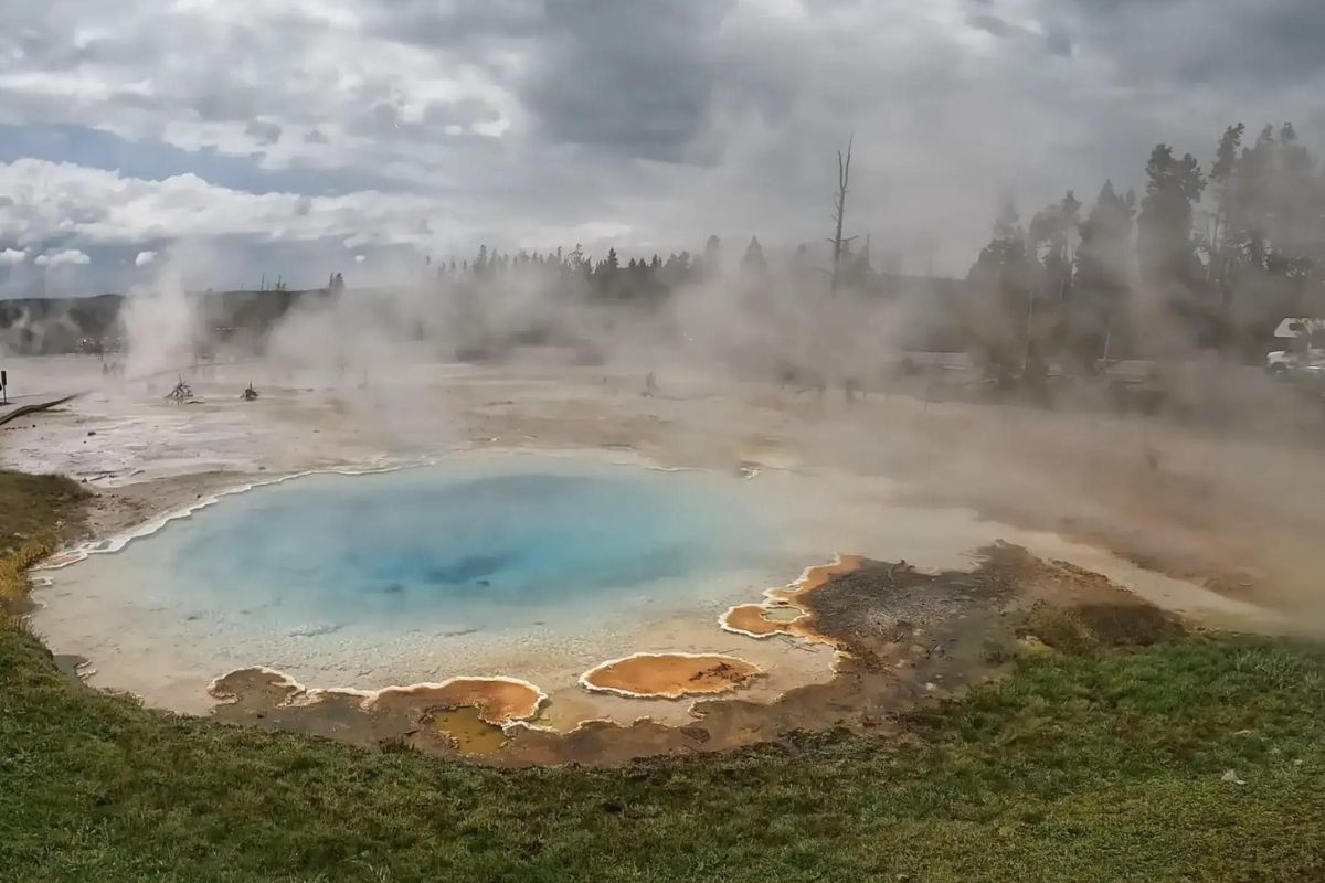 Hidden-Geyser-Basins-In-Yellowstone8217s-Backcountry hidden-geyser-basins-in-yellowstones-backcountry