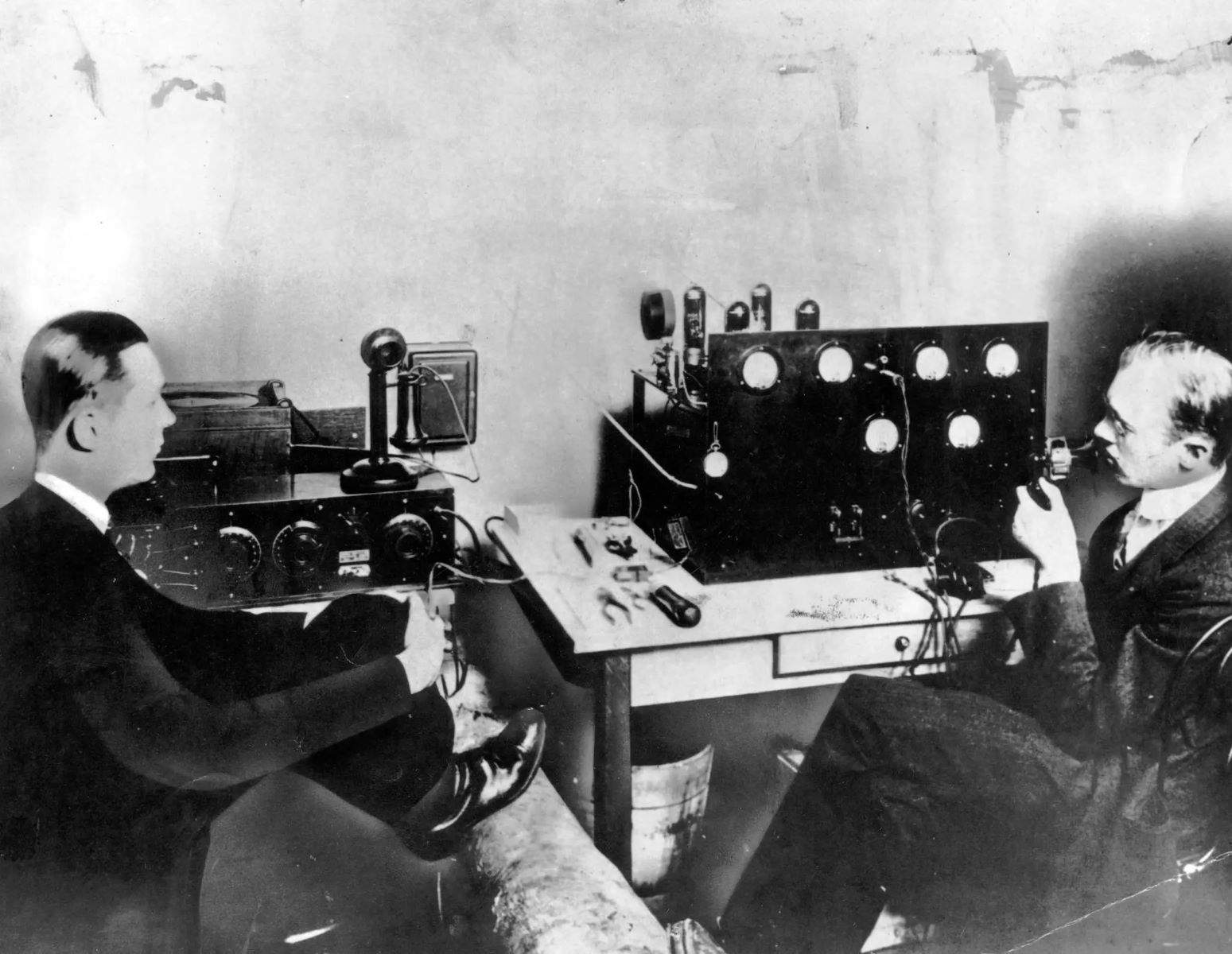 Hidden-Signals-Early-Radio-Stations-Of-Edison hidden-signals-early-radio-stations-of-edison