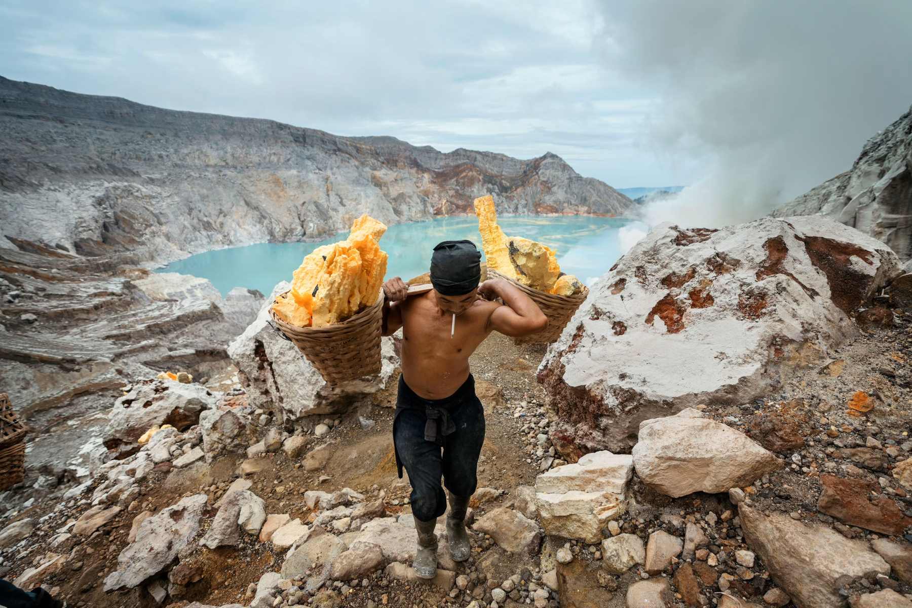 Kawah-Ijen-Indonesia-The-Sulphur-Miner-Journey kawah-ijen-indonesia-the-sulphur-miner-journey