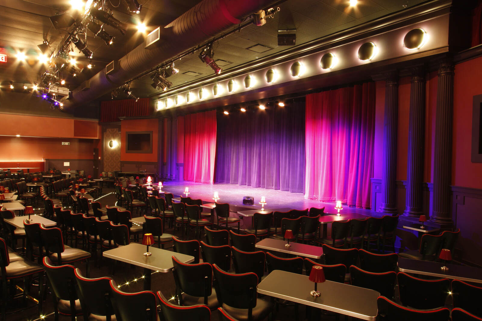 laugh-out-loud-at-chicagos-second-city-comedy-club