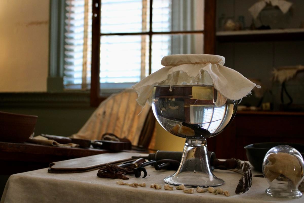 magic-and-medicine-at-hugh-mercer-apothecary-shop