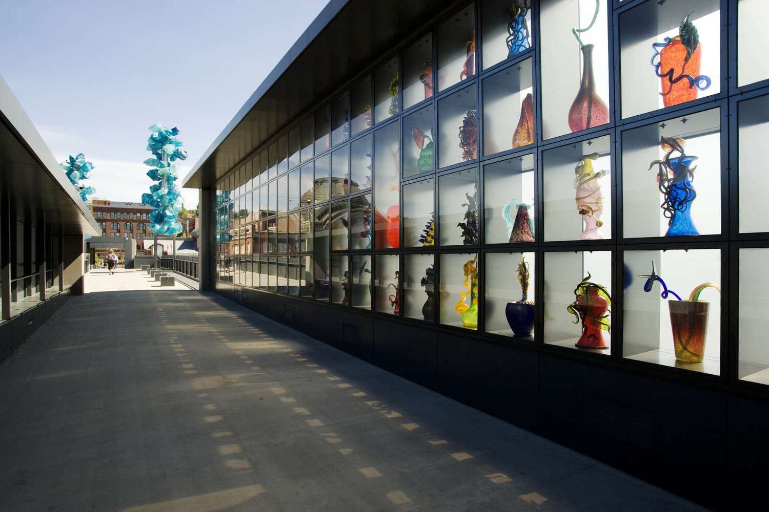 marvel-at-tacomas-stunning-chihuly-bridge-of-glass