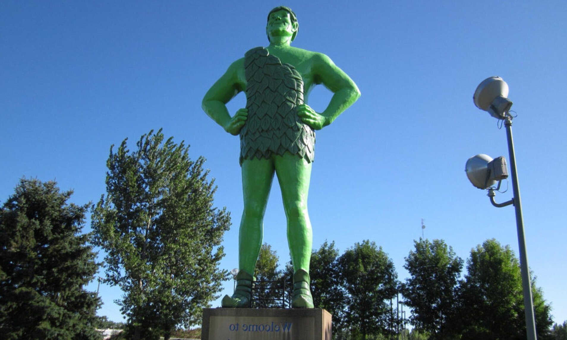marvel-at-the-jolly-green-giant-in-blue-earth