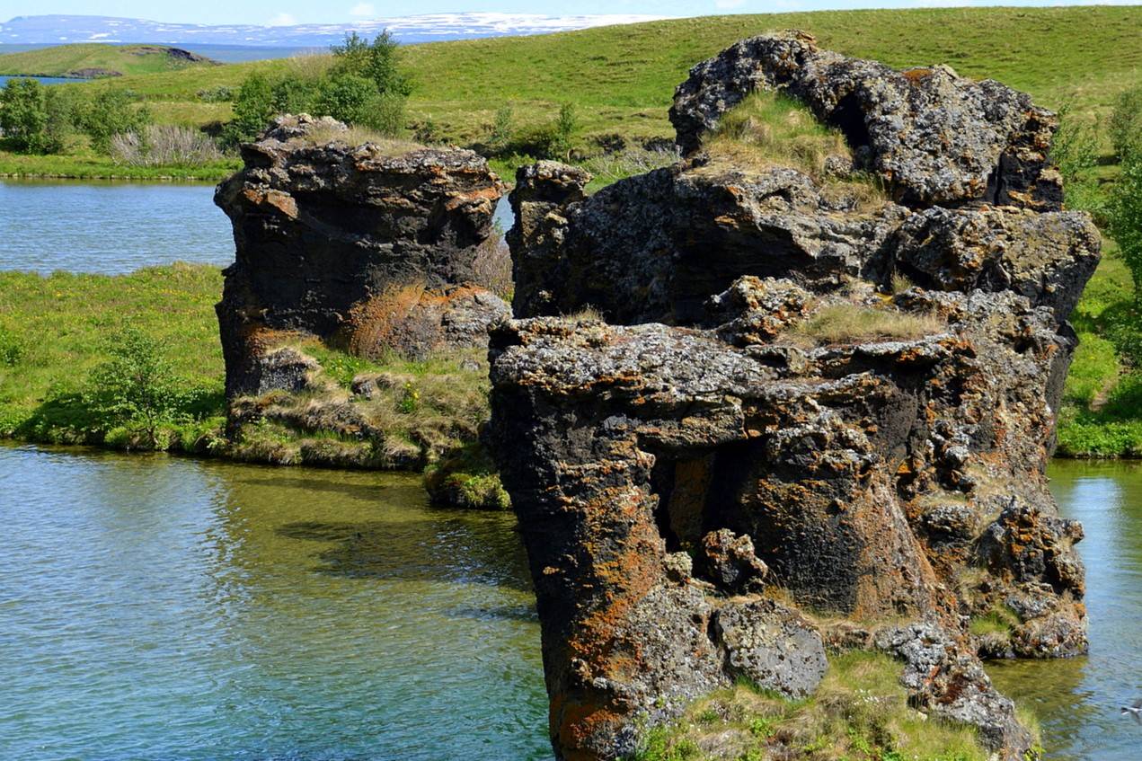 mystery-of-hofdi-lakes-lava-pillars
