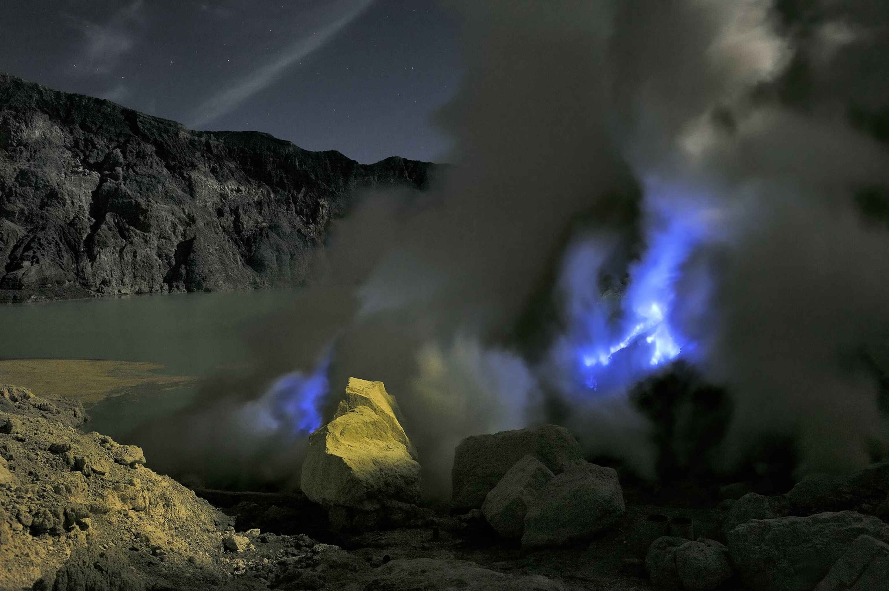 mystery-of-ijen-craters-blue-flames-at-night
