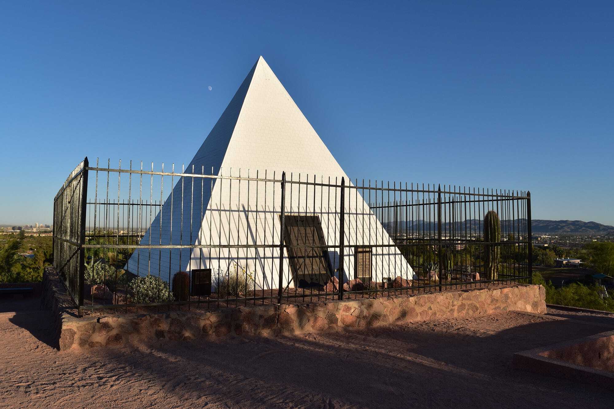 mystical-hunts-tomb-pyramid-at-papago-park
