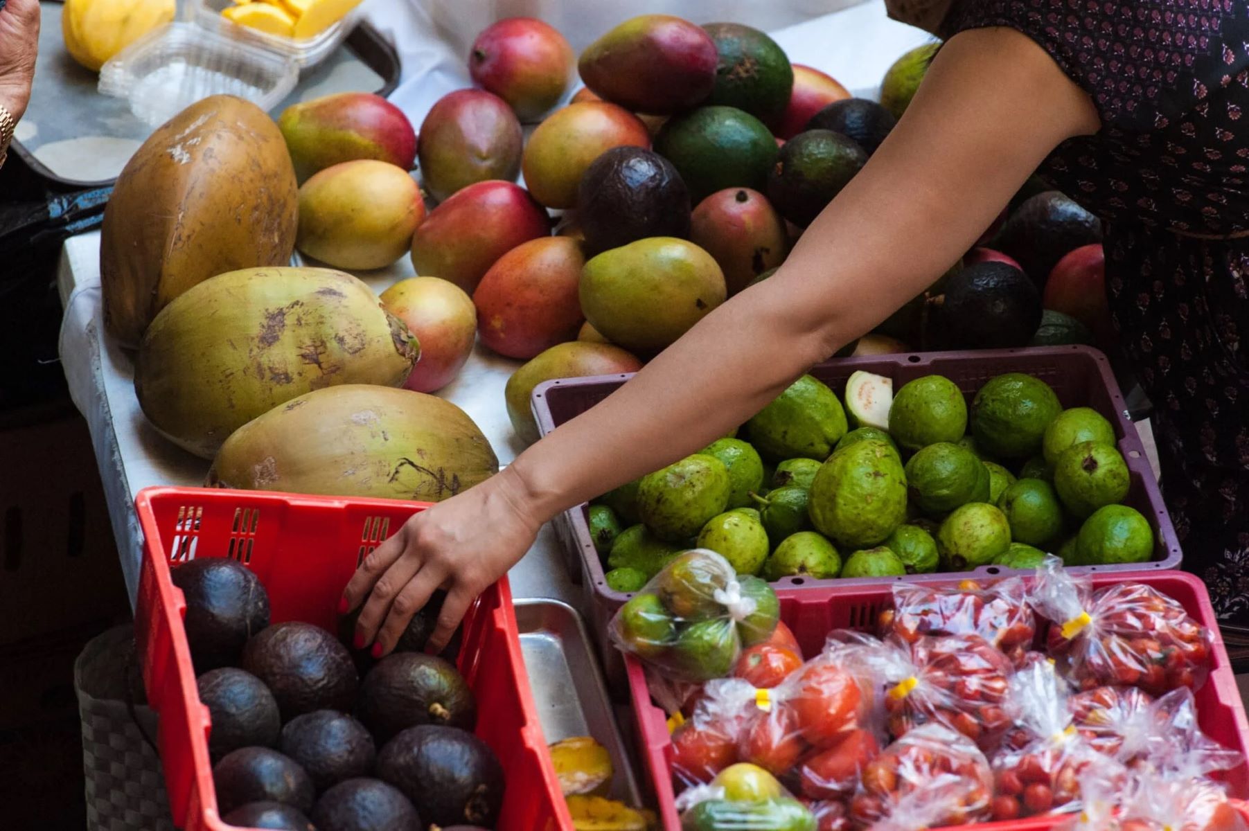 savor-hawaiis-hilo-farmers-market-delights