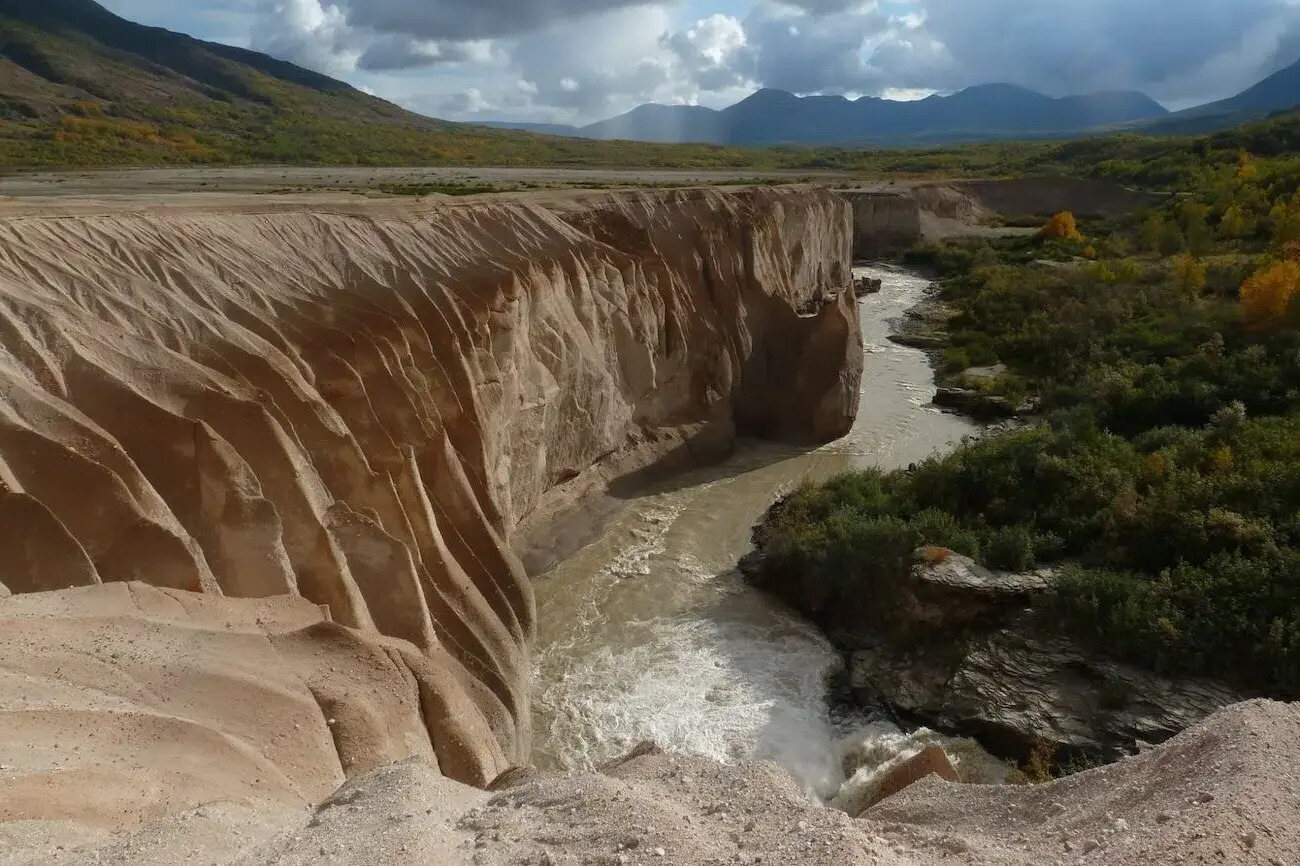 Secret-Geothermal-Wonders-Of-Alaska8217s-Valley-Of-Ten-Thousand-Smokes secret-geothermal-wonders-of-alaskas-valley-of-ten-thousand-smokes