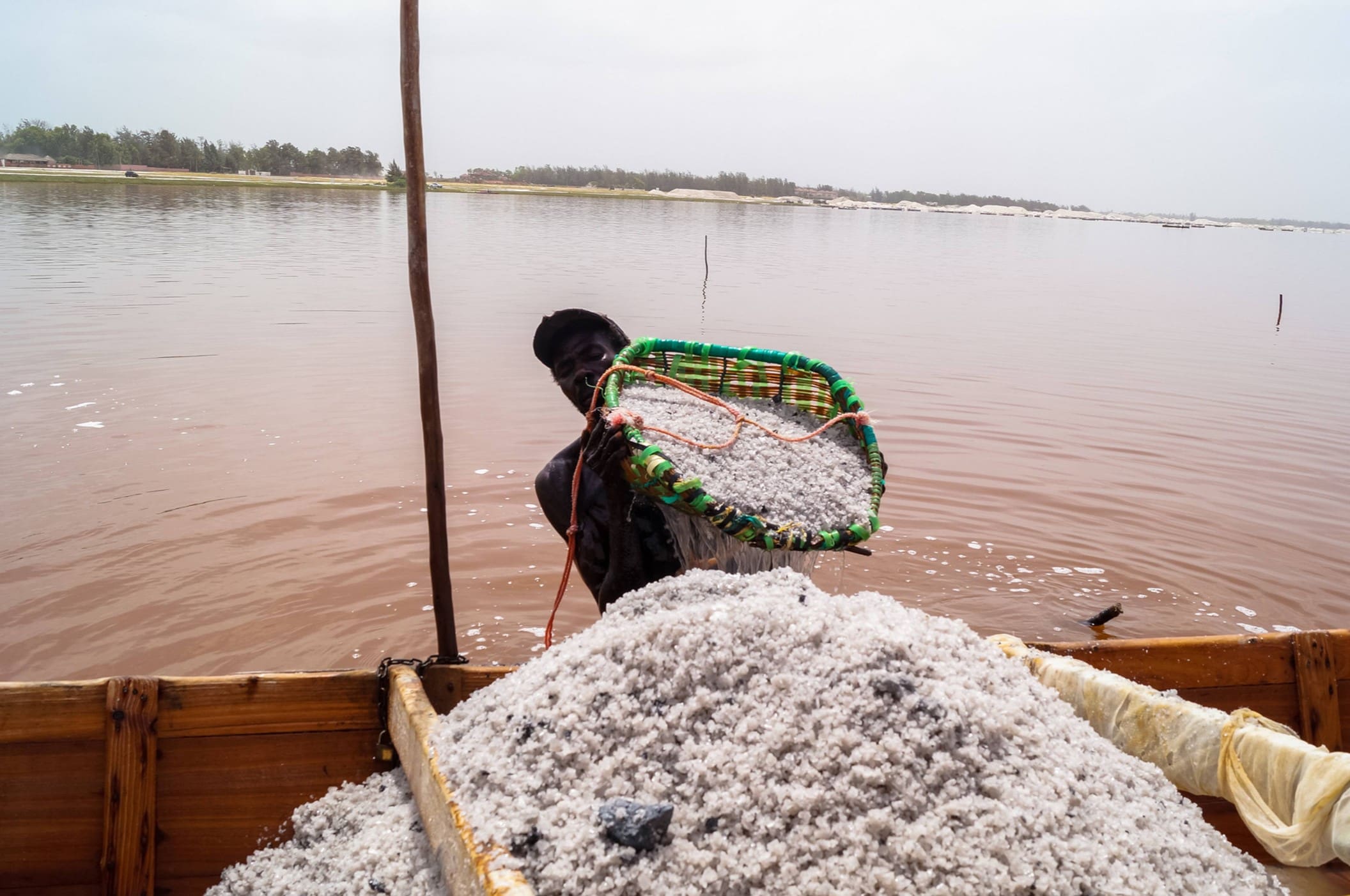 secrets-of-lac-rose-senegal-salt-harvesting