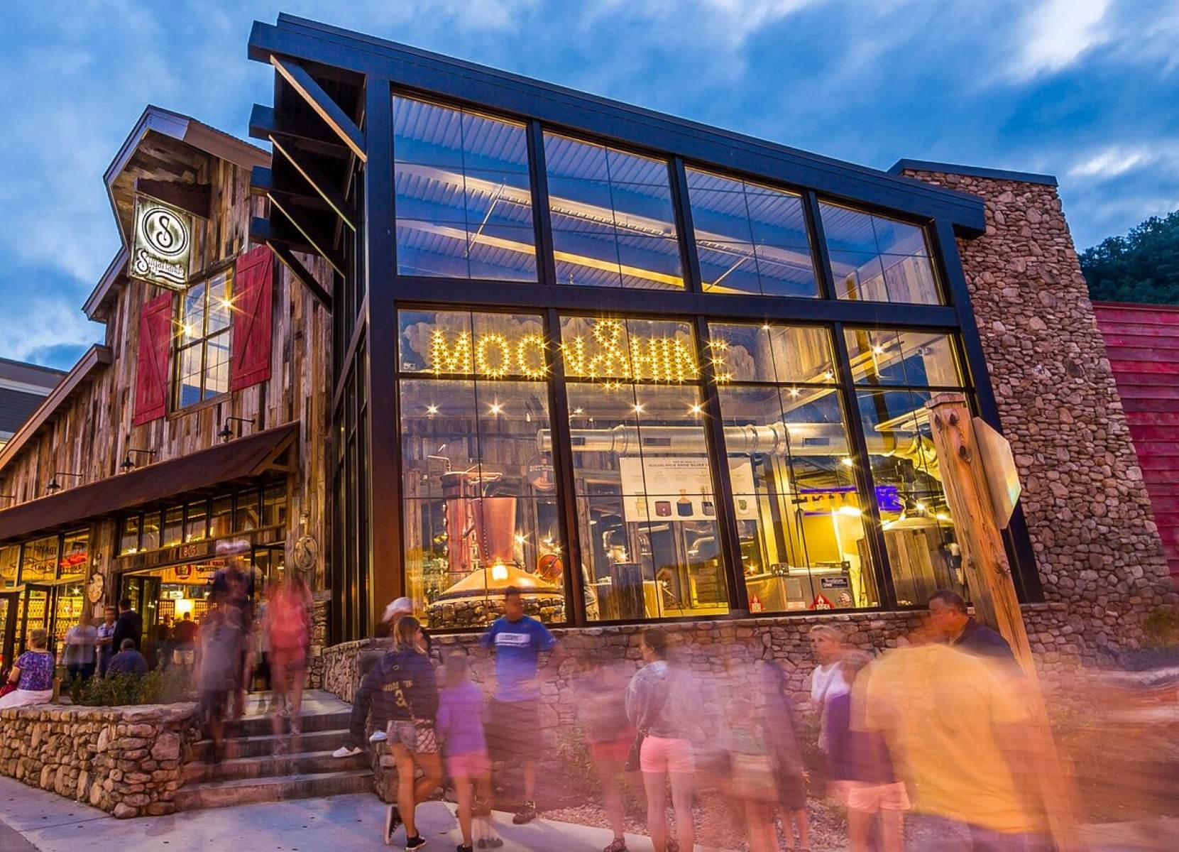 sip-and-savor-at-gatlinburgs-sugarlands-distilling