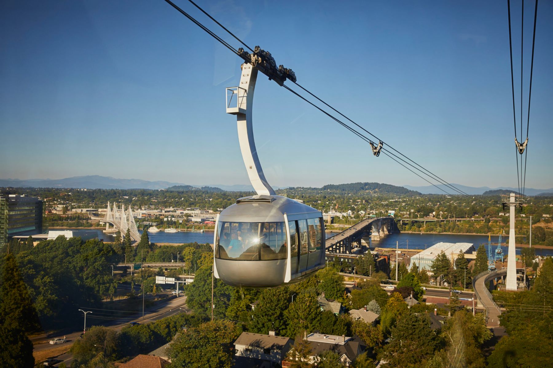 soar-above-portland-on-the-aerial-tram