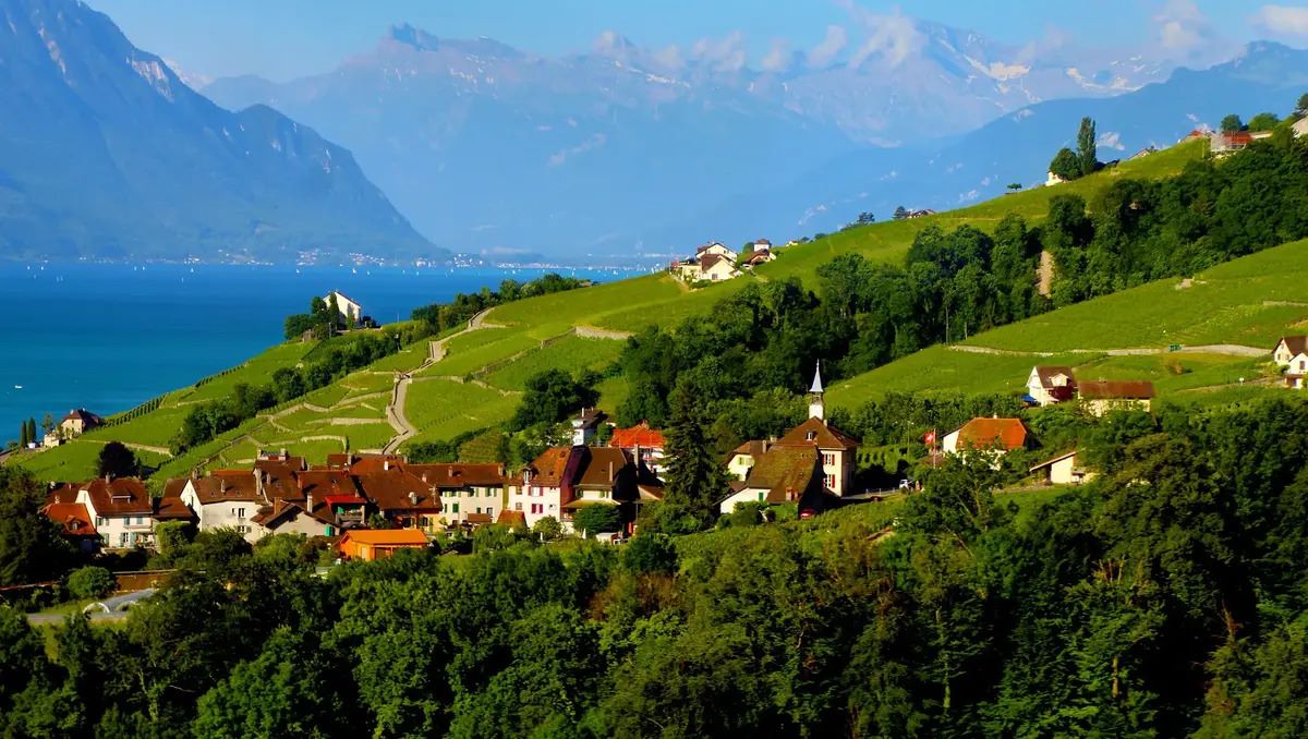 stroll-genevas-lake-shore-path-and-marvel-at-waterfront-mansions