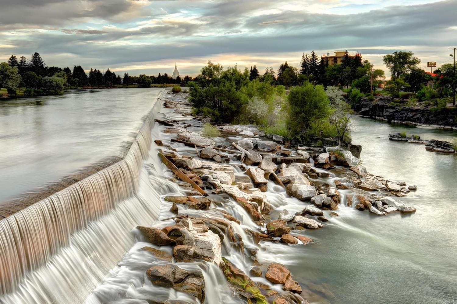 stroll-through-idaho-falls-scenic-greenbelt-river-walk