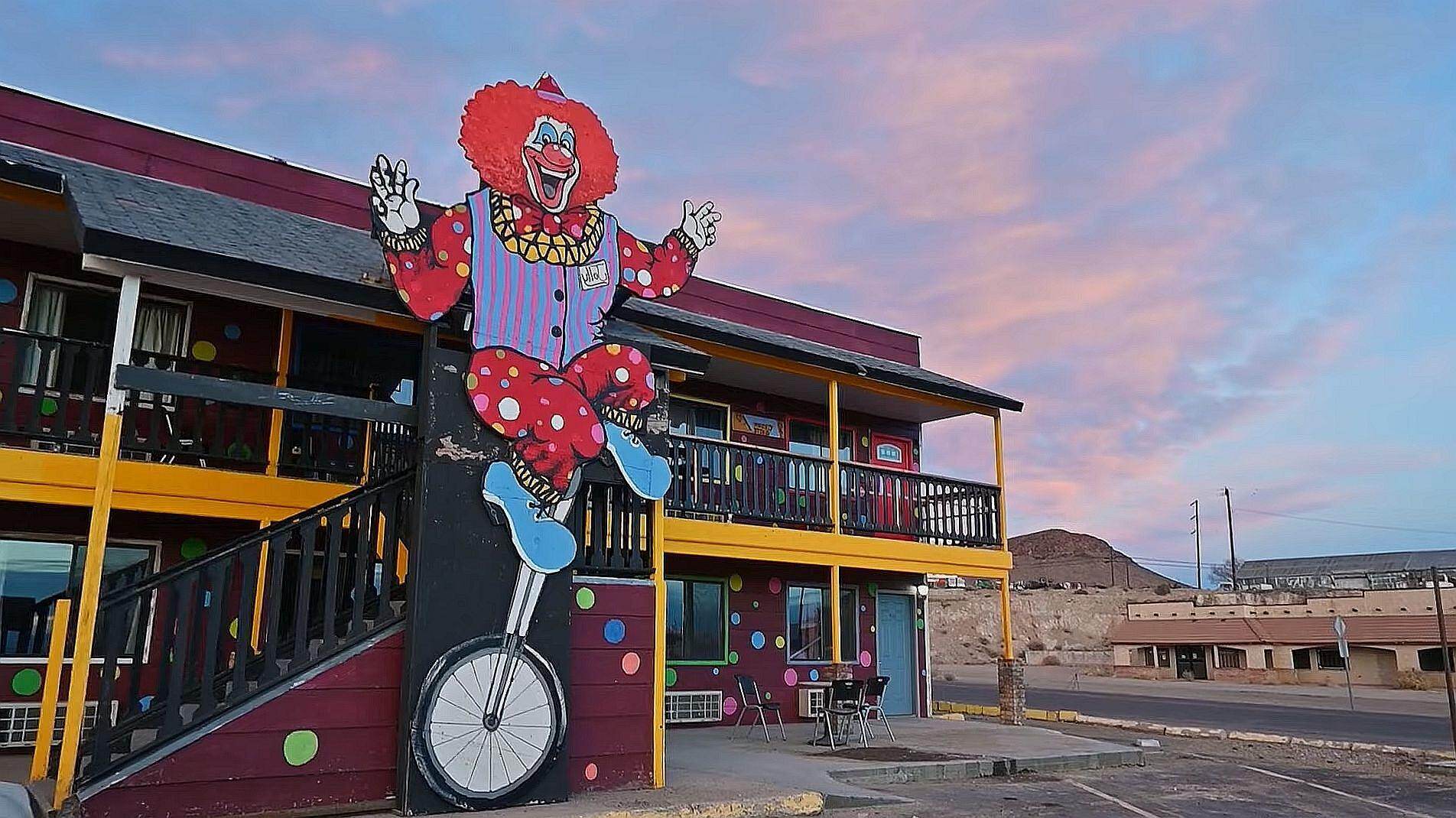 Tonopah8217s-Spooky-Clown-Motel-Awaits-You tonopahs-spooky-clown-motel-awaits-you