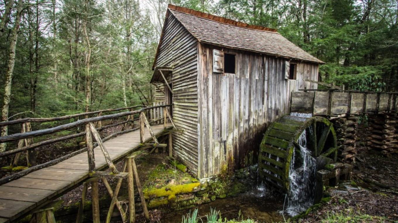 uncover-the-charm-of-cades-coves-historic-gems