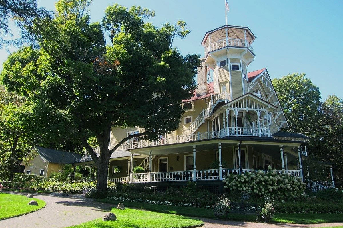 unveil-the-elegance-of-lake-genevas-black-point-estate