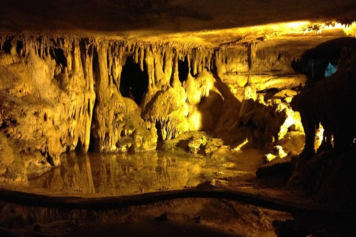 unveil-the-wonders-of-raccoon-mountain-caverns