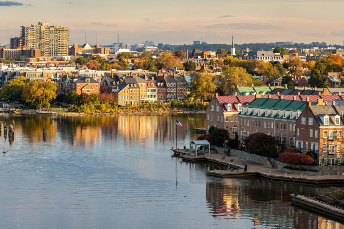 wander-the-charming-cobblestone-streets-of-old-town-alexandria