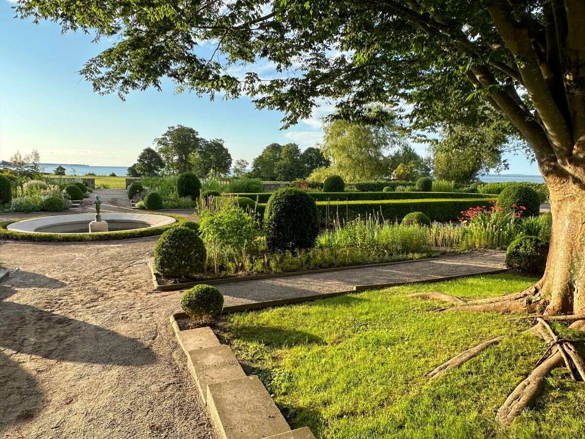 connecticuts-secret-seaside-gardens-at-harkness-park