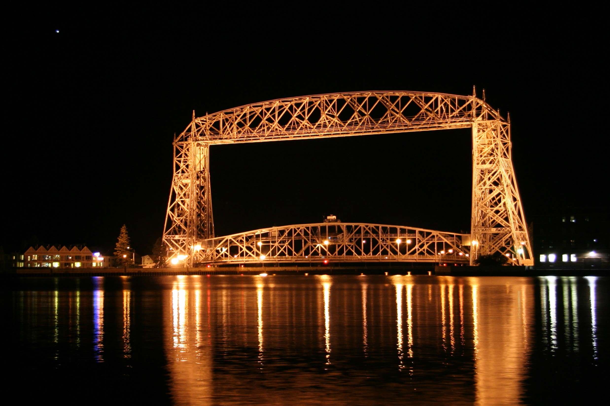 duluths-iconic-aerial-lift-bridge-in-action
