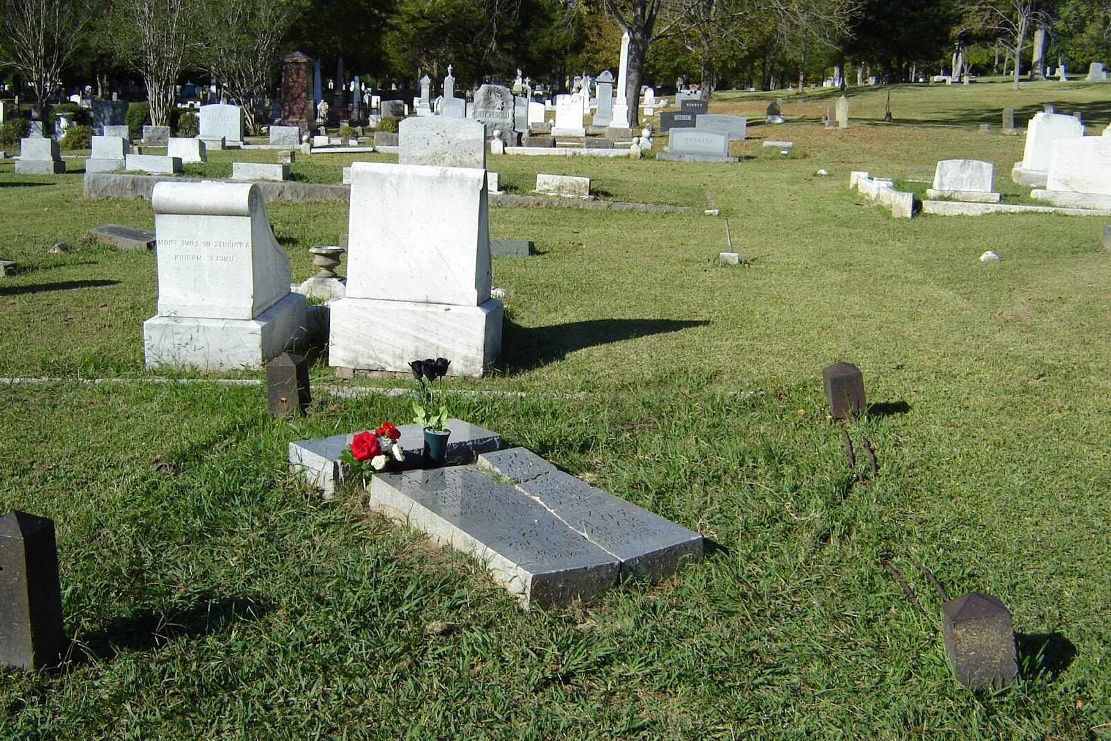 enchanting-beauty-of-glenwood-cemetery-in-yazoo-city-touristsecrets