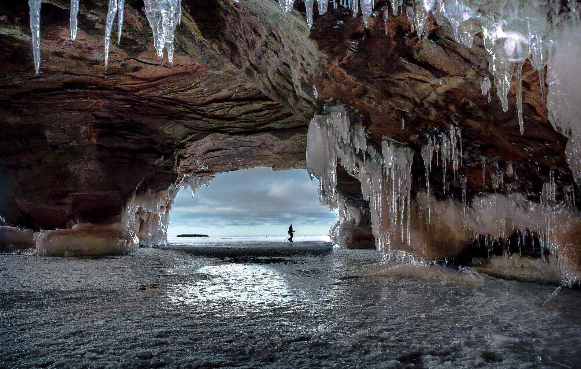 exploring-hidden-sea-caves-of-the-apostle-islands-touristsecrets