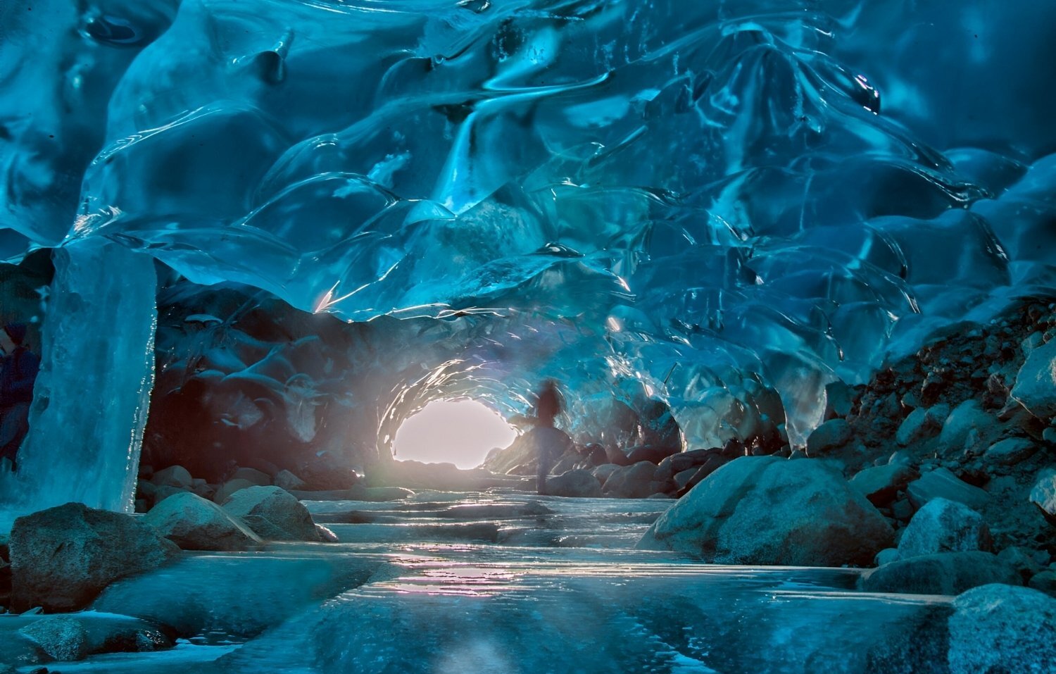 Exploring-the-Enigmatic-Ice-Caves-of-Mendenhall-Glacier exploring-the-enigmatic-ice-caves-of-mendenhall-glacier