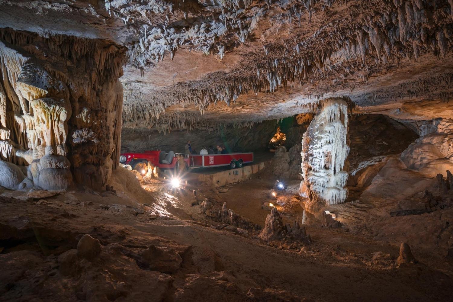 Exploring-The-Hidden-Underground-Caves-Of-Missouri-TouristSecrets exploring-the-hidden-underground-caves-of-missouri-touristsecrets