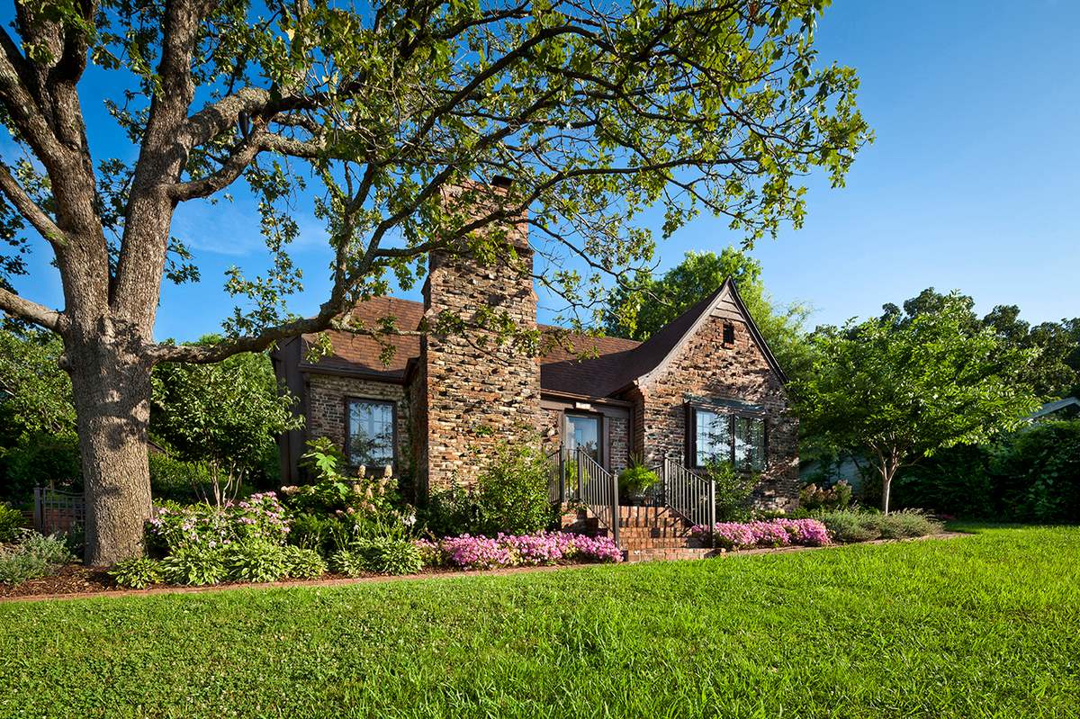 fayettevilles-secret-clinton-house-museum-bill-and-hillarys-first-home