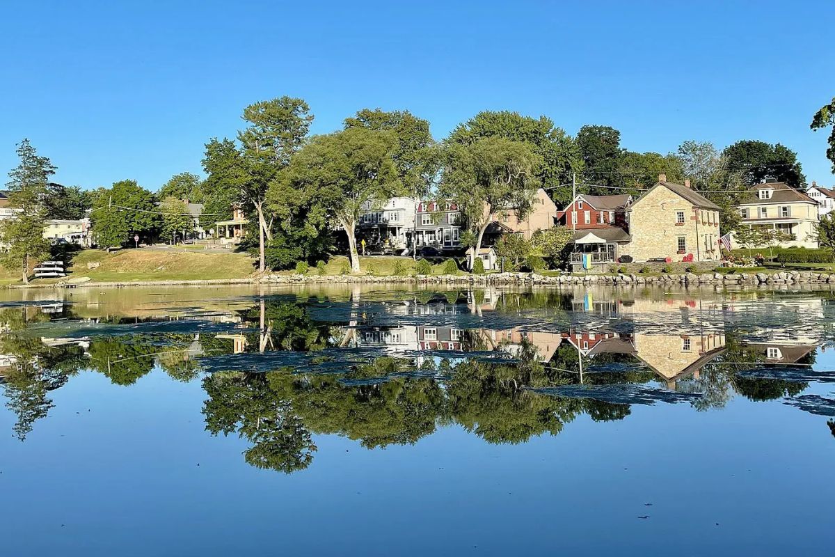 fun-duck-feeding-at-boiling-springs-childrens-lake