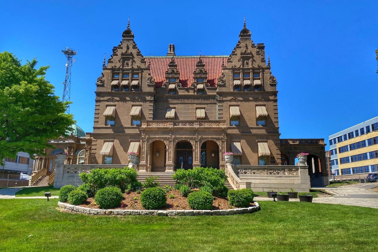 gilded-age-splendor-at-pabst-mansion