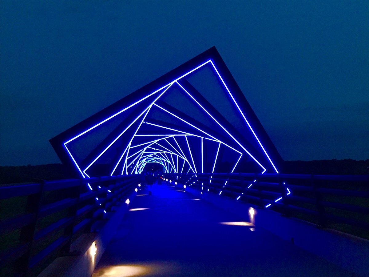 glowing-night-adventure-on-high-trestle-trail-bridge